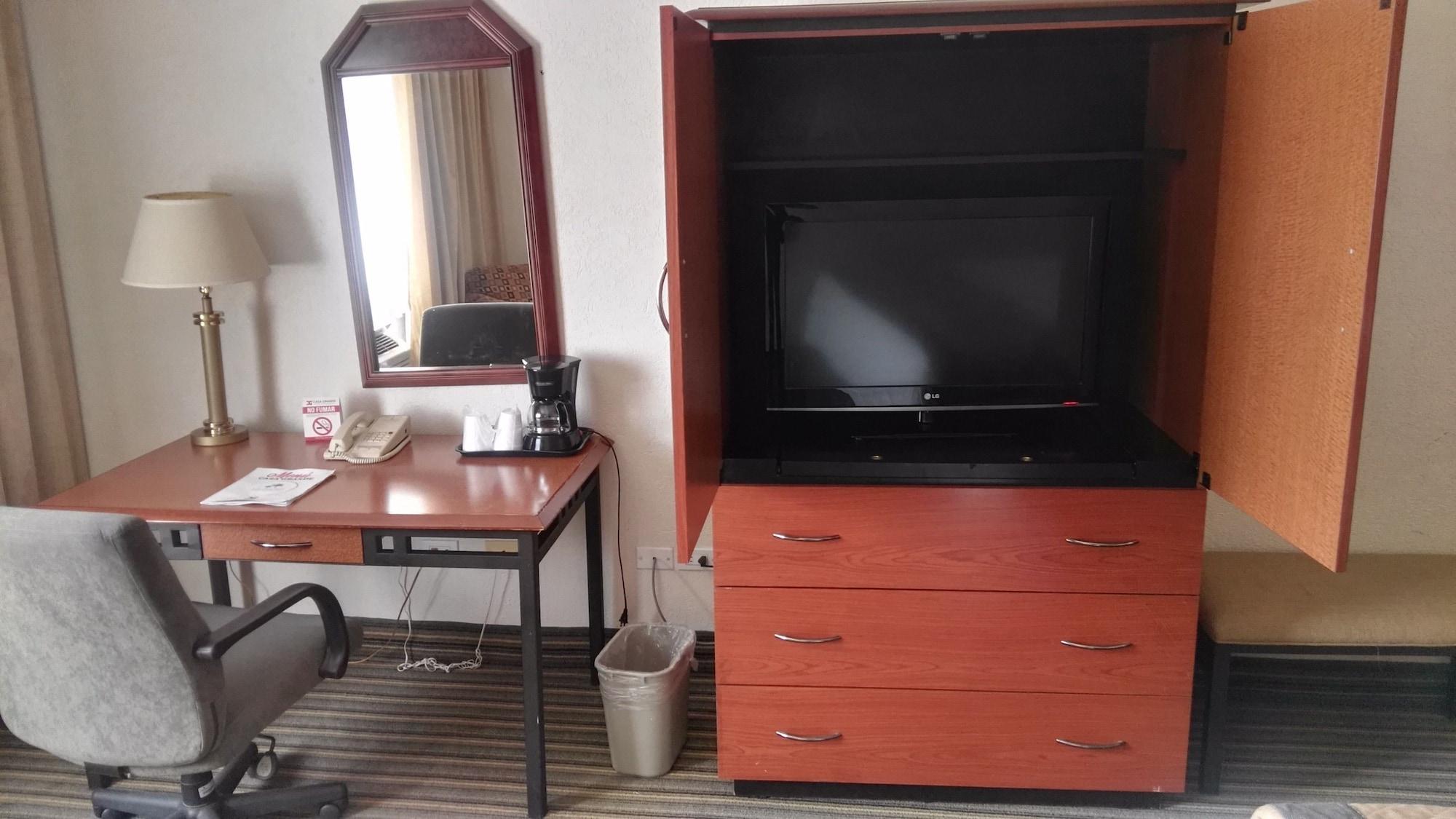 Casa Grande Chihuahua Hotel Exterior photo A television in a hotel room