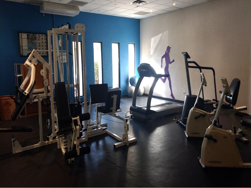 Casa Grande Chihuahua Hotel Exterior photo A typical gym