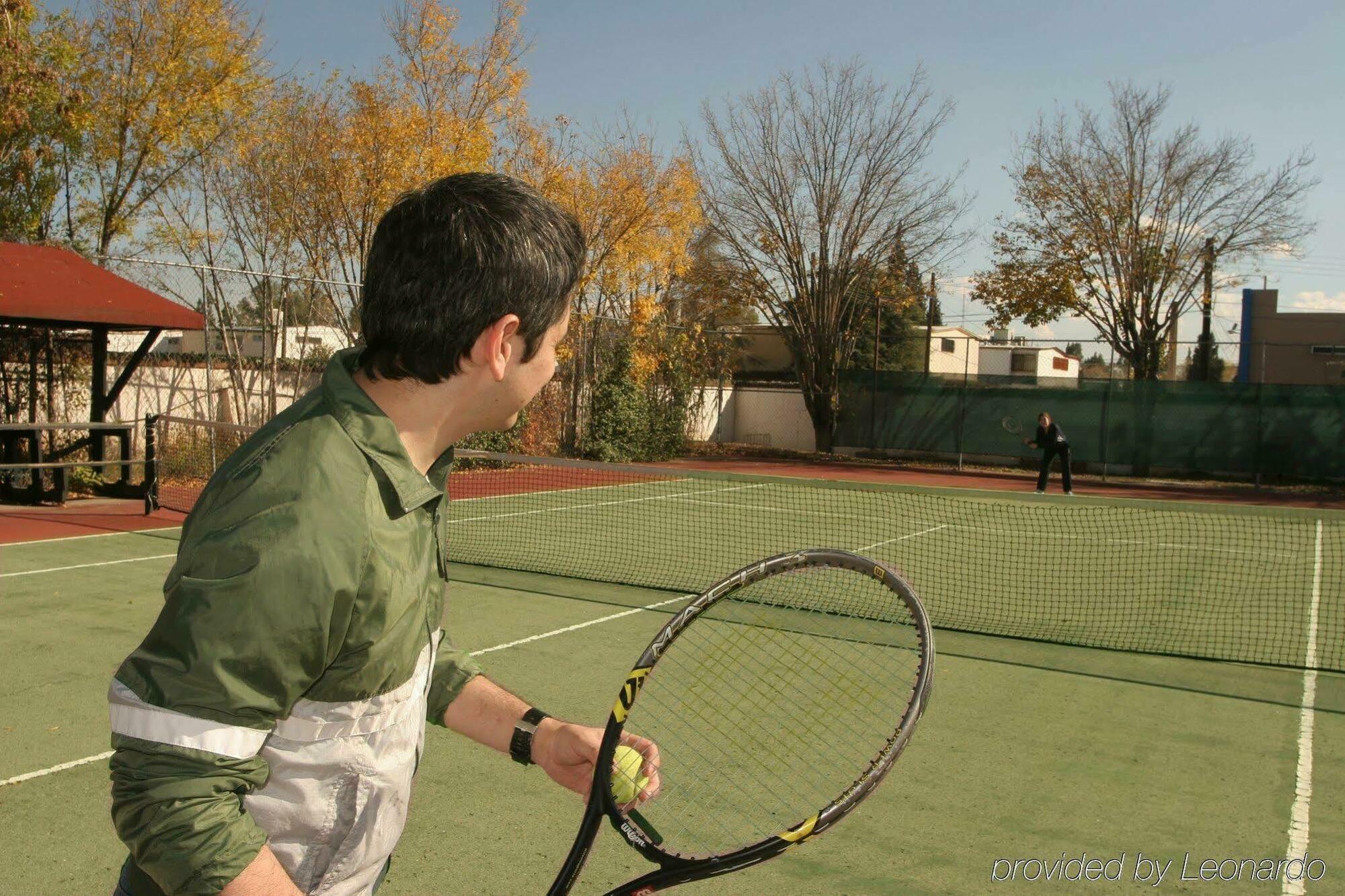 Casa Grande Chihuahua Hotel Facilities photo Tennis player preparing to serve